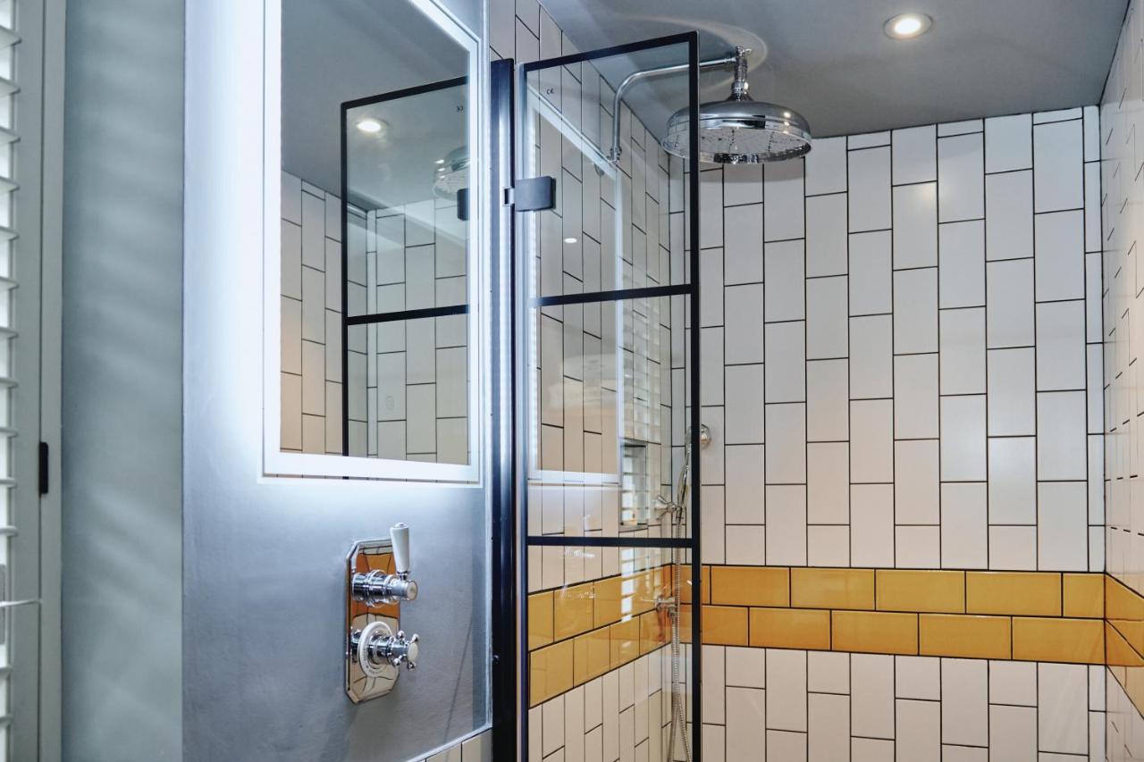 Отель Kings Arms - Egham-Windsor Экстерьер фото