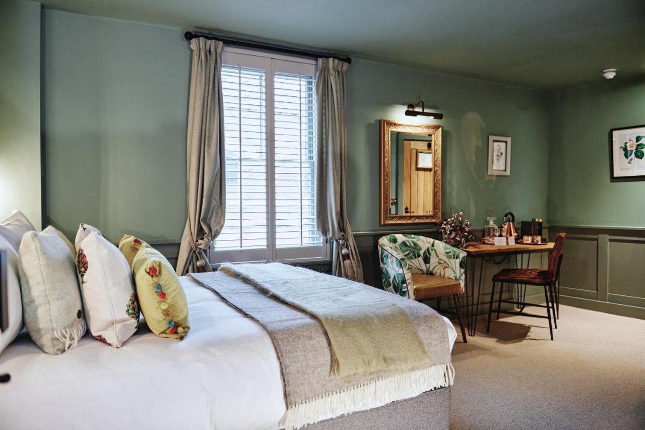 Отель Kings Arms - Egham-Windsor Экстерьер фото