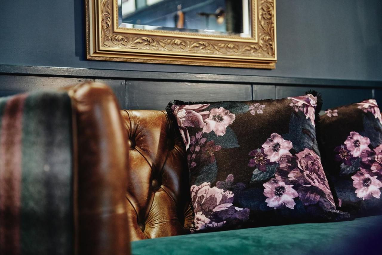 Отель Kings Arms - Egham-Windsor Экстерьер фото