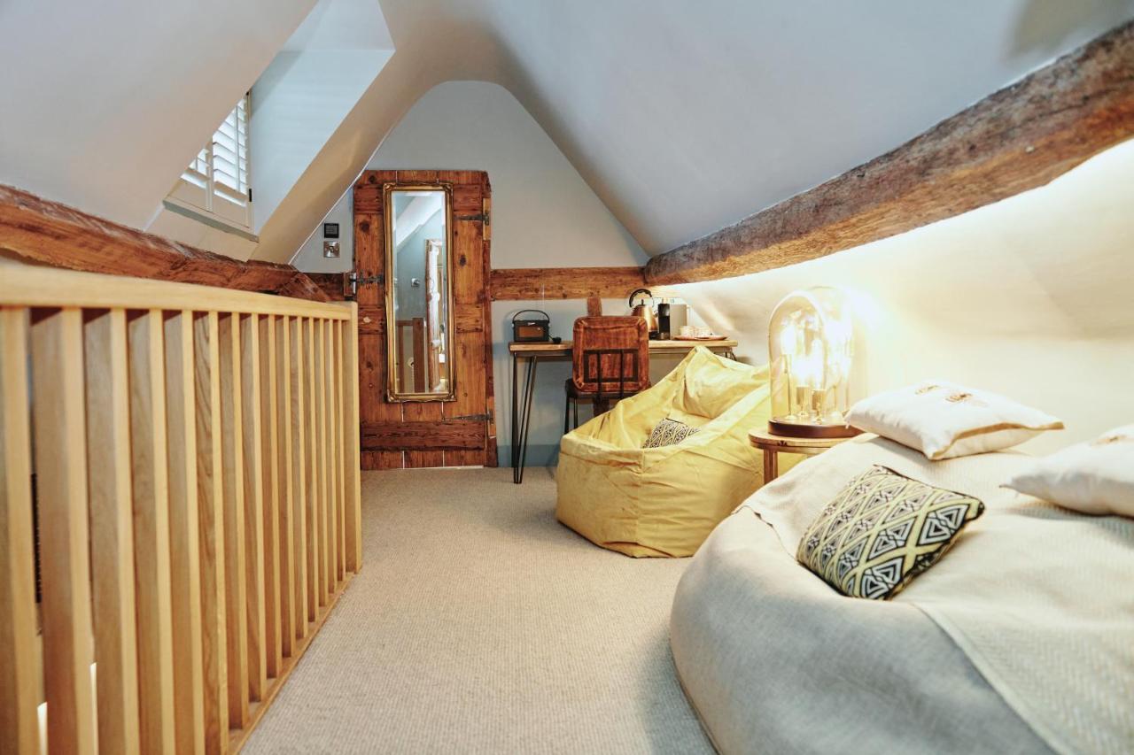Отель Kings Arms - Egham-Windsor Экстерьер фото