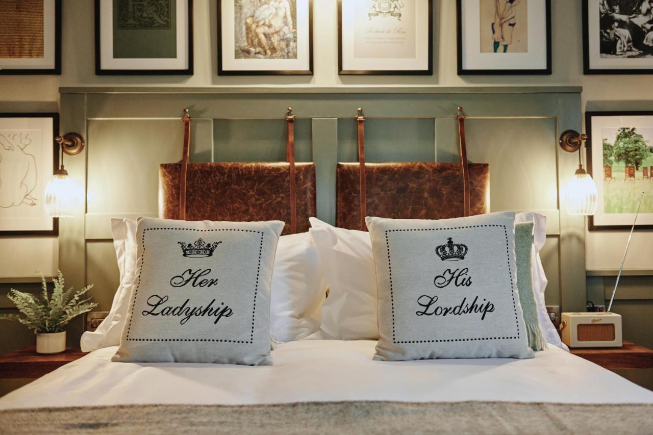 Отель Kings Arms - Egham-Windsor Экстерьер фото
