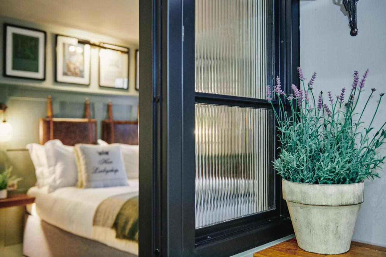 Отель Kings Arms - Egham-Windsor Экстерьер фото