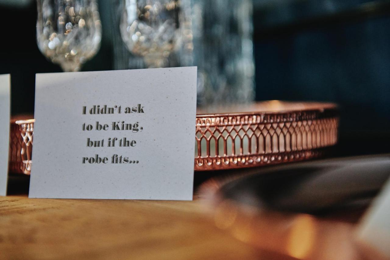 Отель Kings Arms - Egham-Windsor Экстерьер фото
